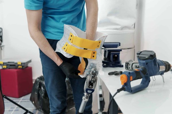 Quels sont les signes indiquant qu'un changement de prothèse de hanche est nécessaire ?